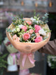 Bouquet con rose rosa pallido, rose spray e alstroemeria