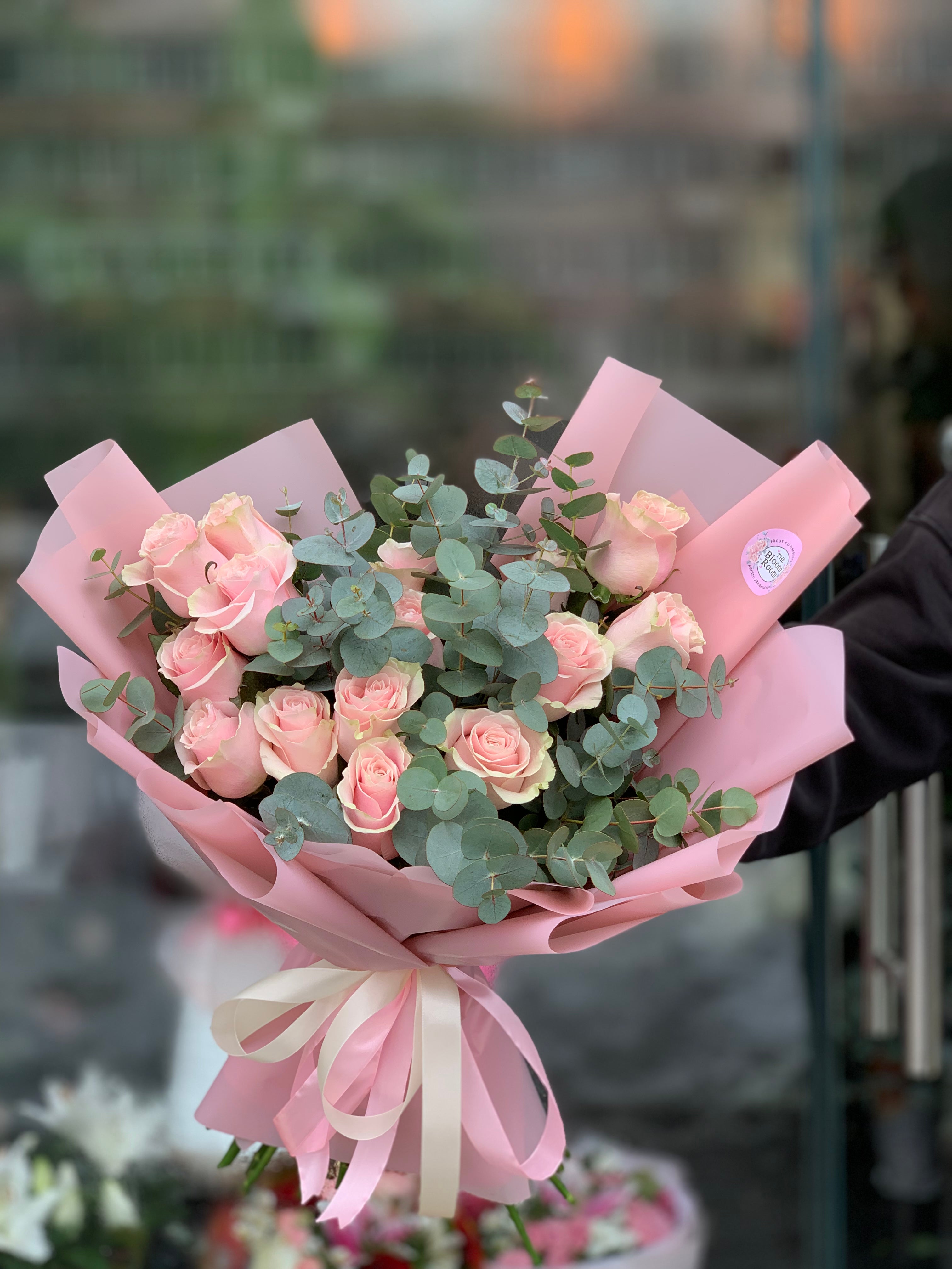 Buchet de 15 Trandafiri Piersică cu Eucalipt