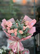 Bouquet di 15 rose color pesca con eucalipto