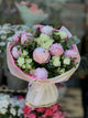 Bouquet di peonie e rose con gypsophila