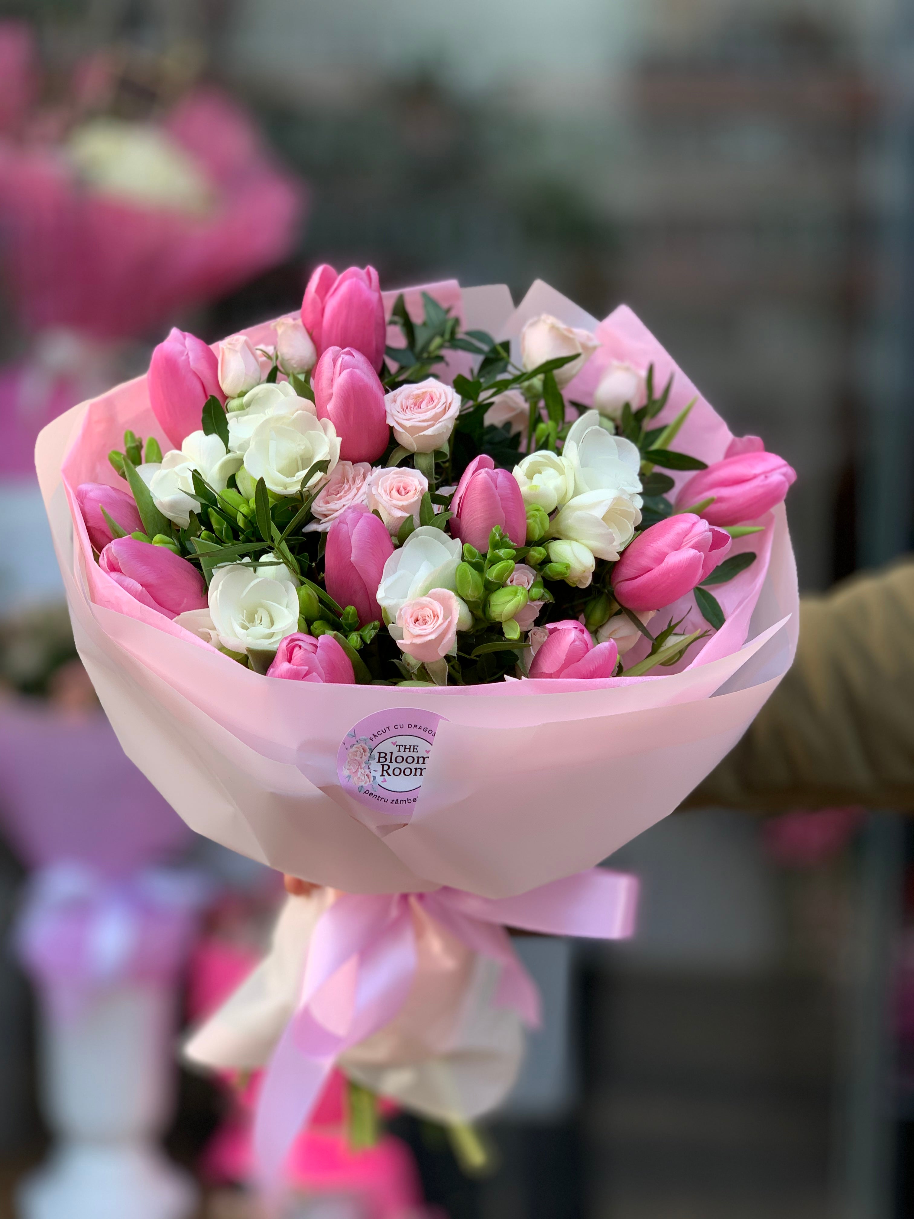 Bouquet primaverile con tulipani rosa, zambie e freesia bianca