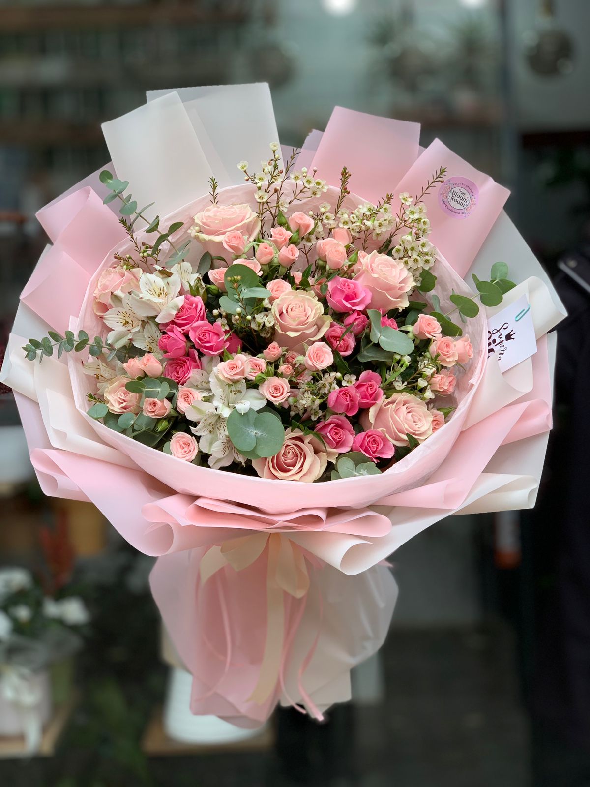 Bouquet misto di rose rosa Avalanche e Alstroemeria