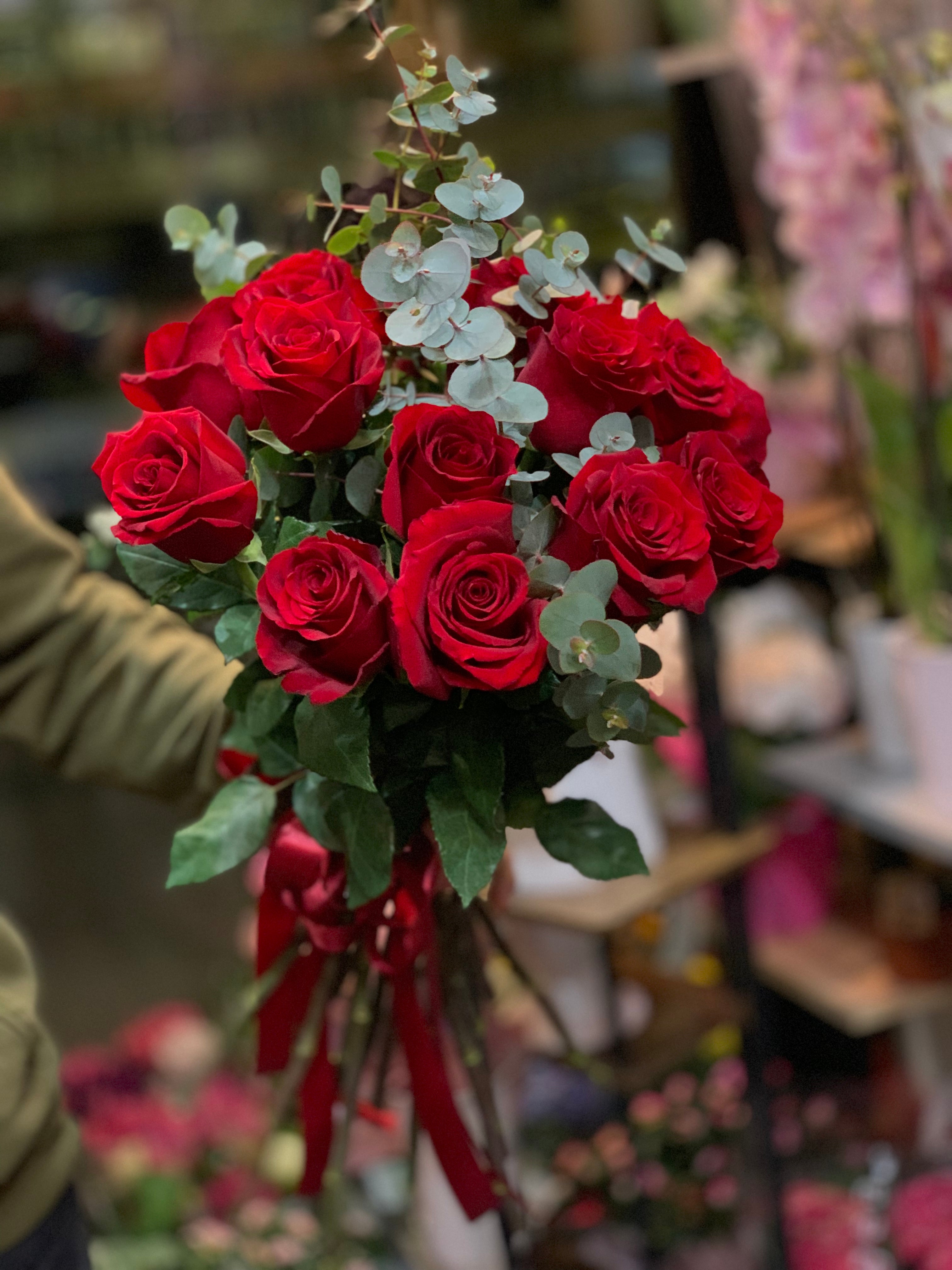 Buchet 15 Trandafiri Rosii de grădină, Eucaliptus