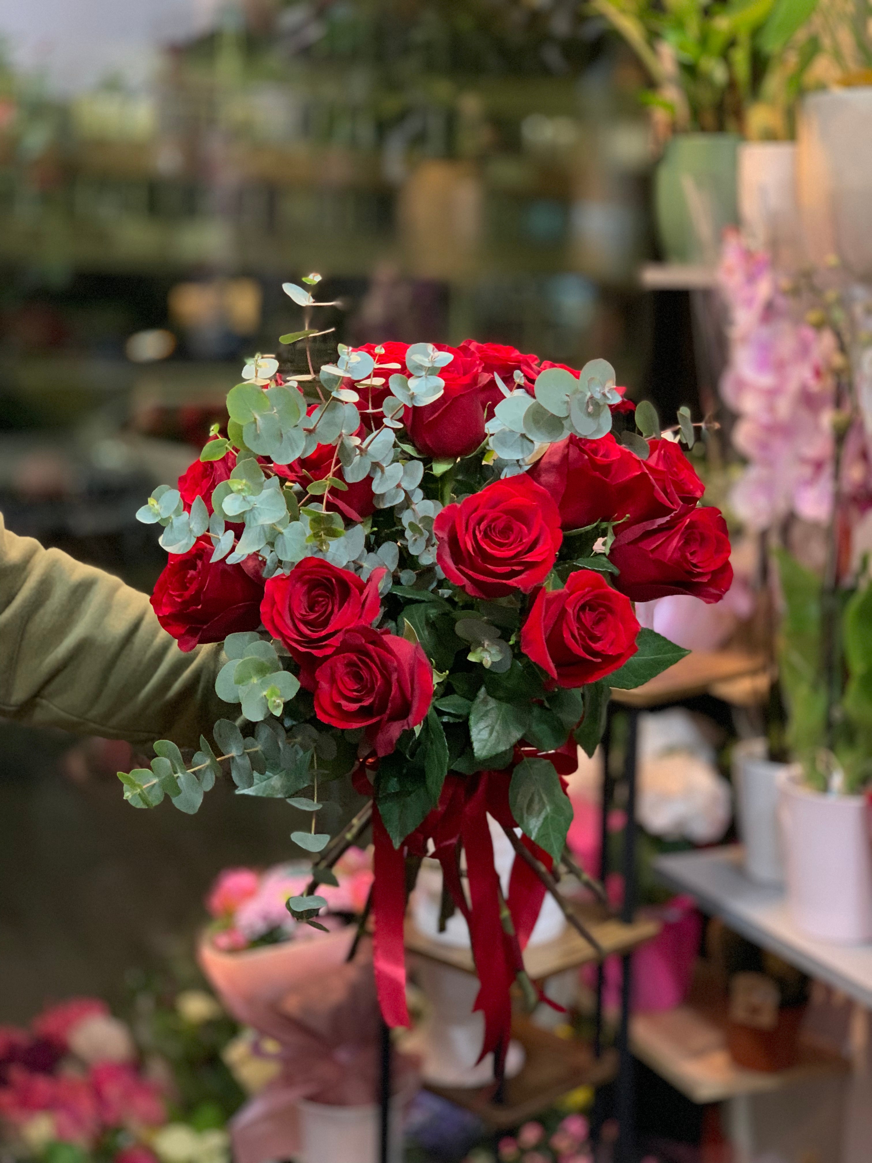 Buchet 15 Trandafiri Rosii de grădină, Eucaliptus