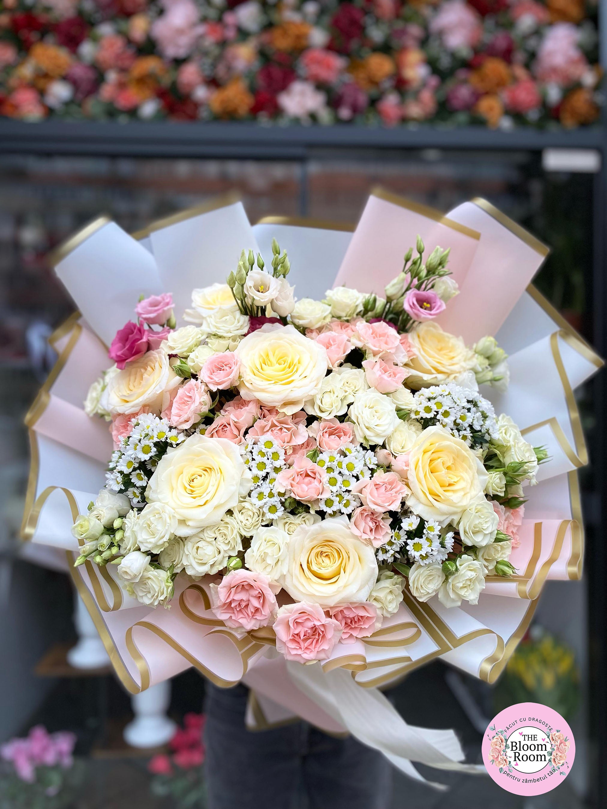 Buchet №6 rafinat cu trandafiri albi, roz și eustoma, decorat cu accente delicate