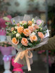 Bouquet di 15 rose color pesca con eustoma