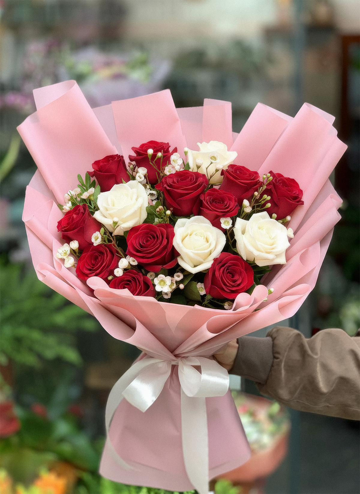 Buchet 15 Trandafiri Rosii și Albi Mix Bucuresti