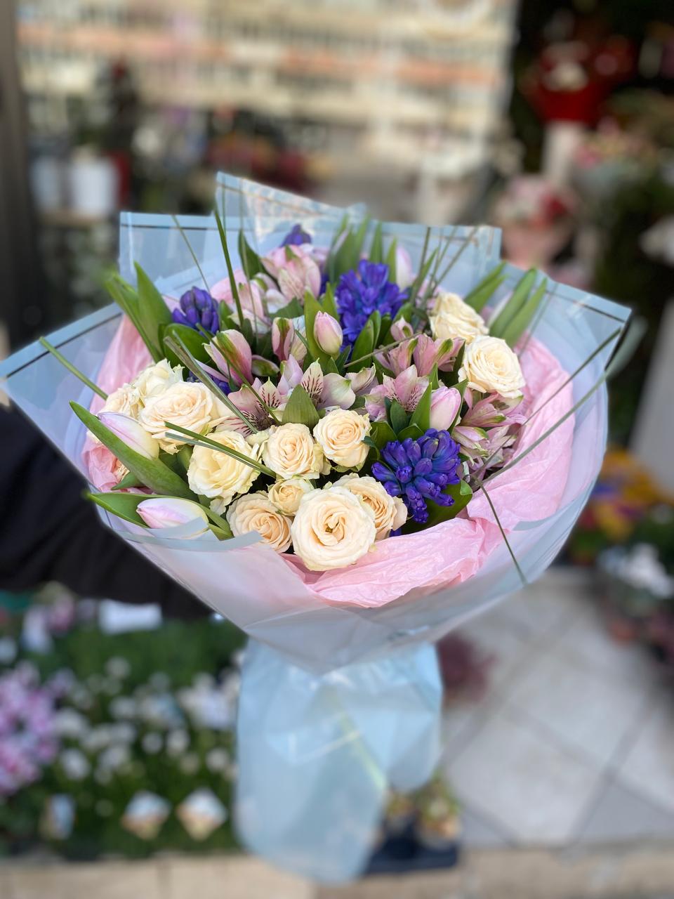 Buchet Alstroemerii Zambile Lalele și Trandafiri Spray