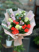 Bouquet delicato misto con rose rosse ed eustoma