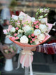 Elegante bouquet bianco-rosa con peonie e coda di coniglio
