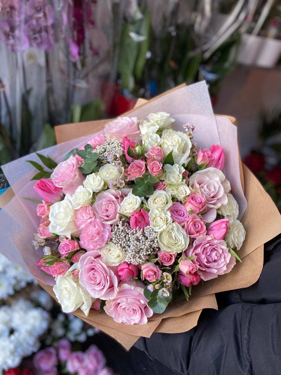 Buchet Elegant Trandafiri Multicolori cu Gypsophila