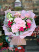 Bouquet di ortensie rosa, rose e lisianthus