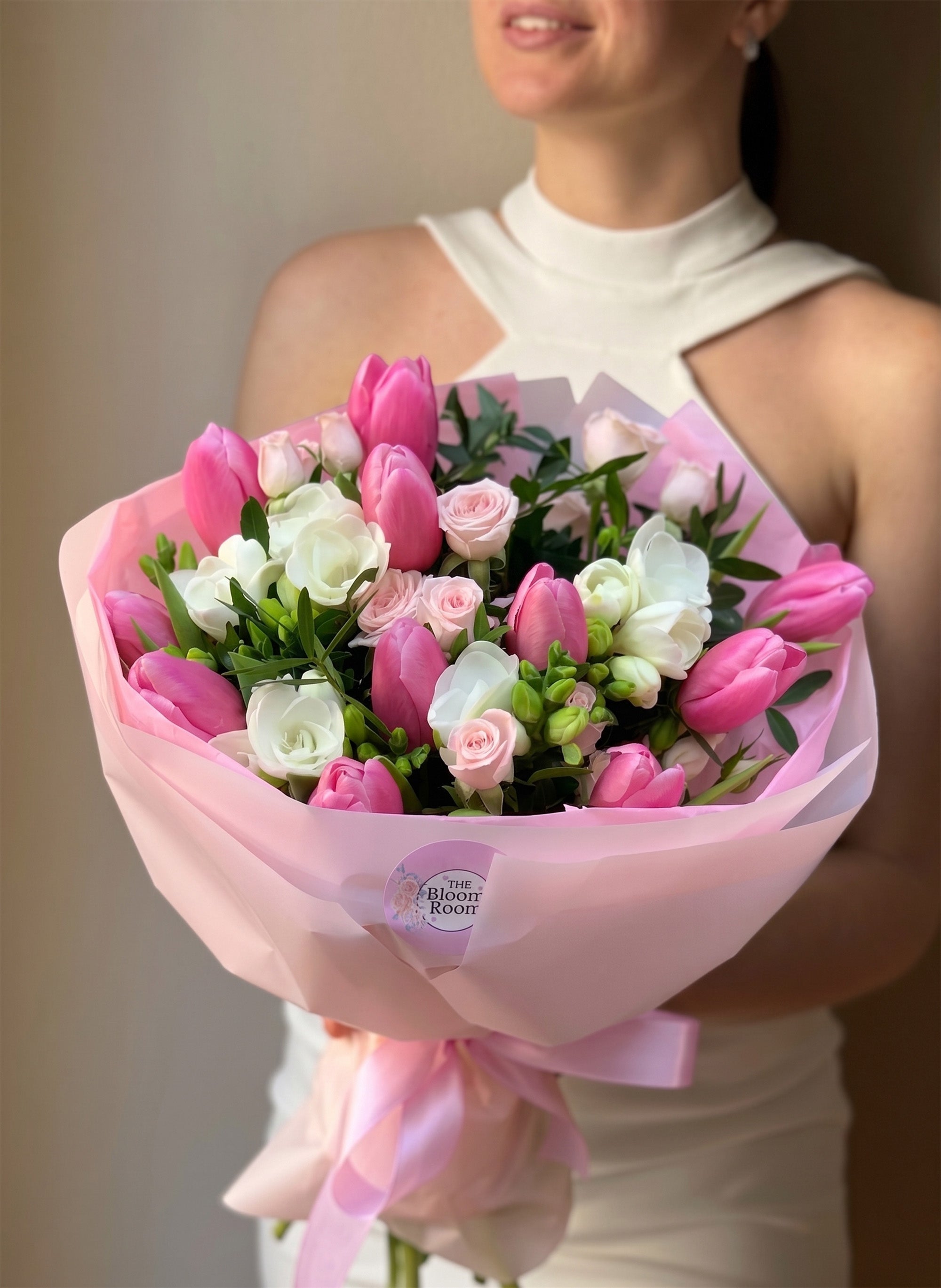 Buchet Lalele Roz si Frezii Albe