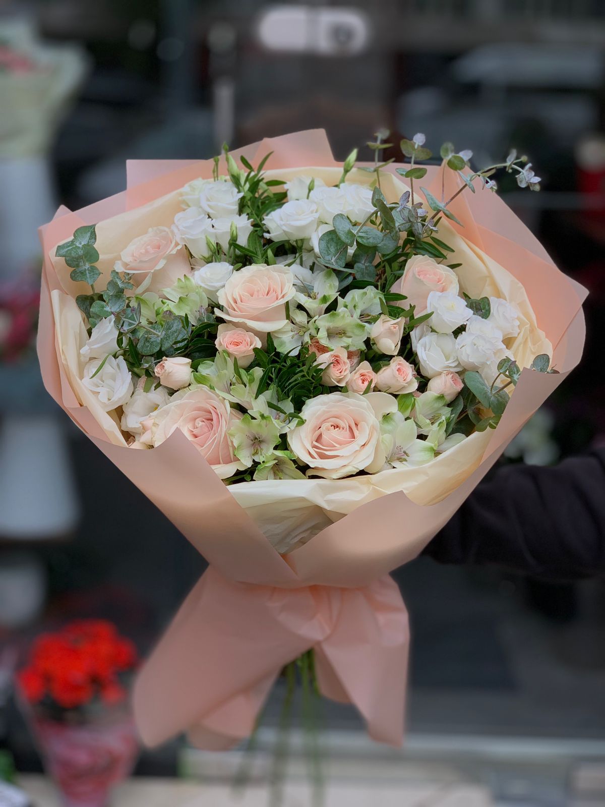 Buchet Mix cu Trandafiri Roz-Piersică Minirosa Roz și Albă Alstroemeria Albă Eucalipt și Pistacia