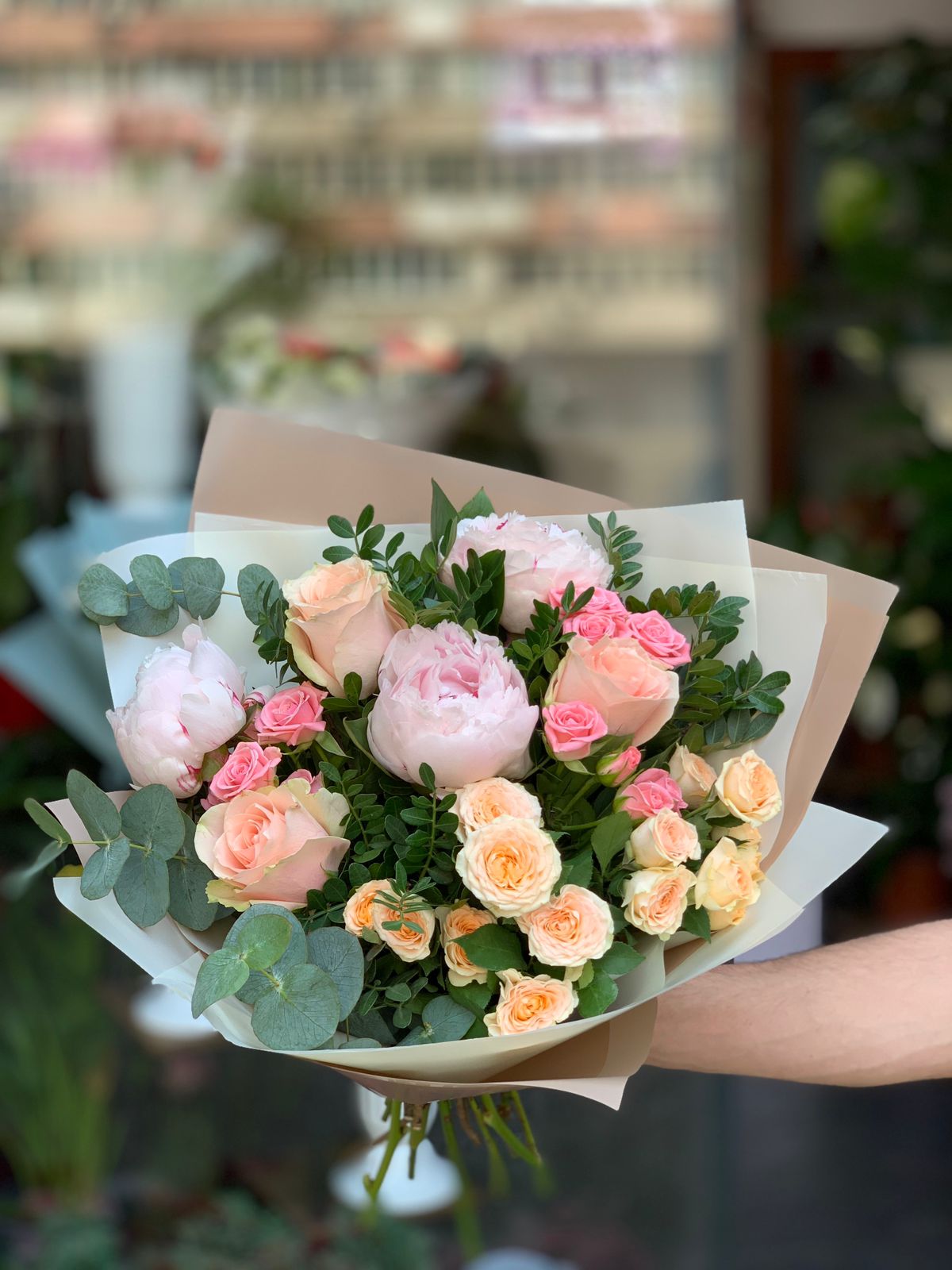 Buchet Mixt Bujori Roz și Trandafiri Piersică