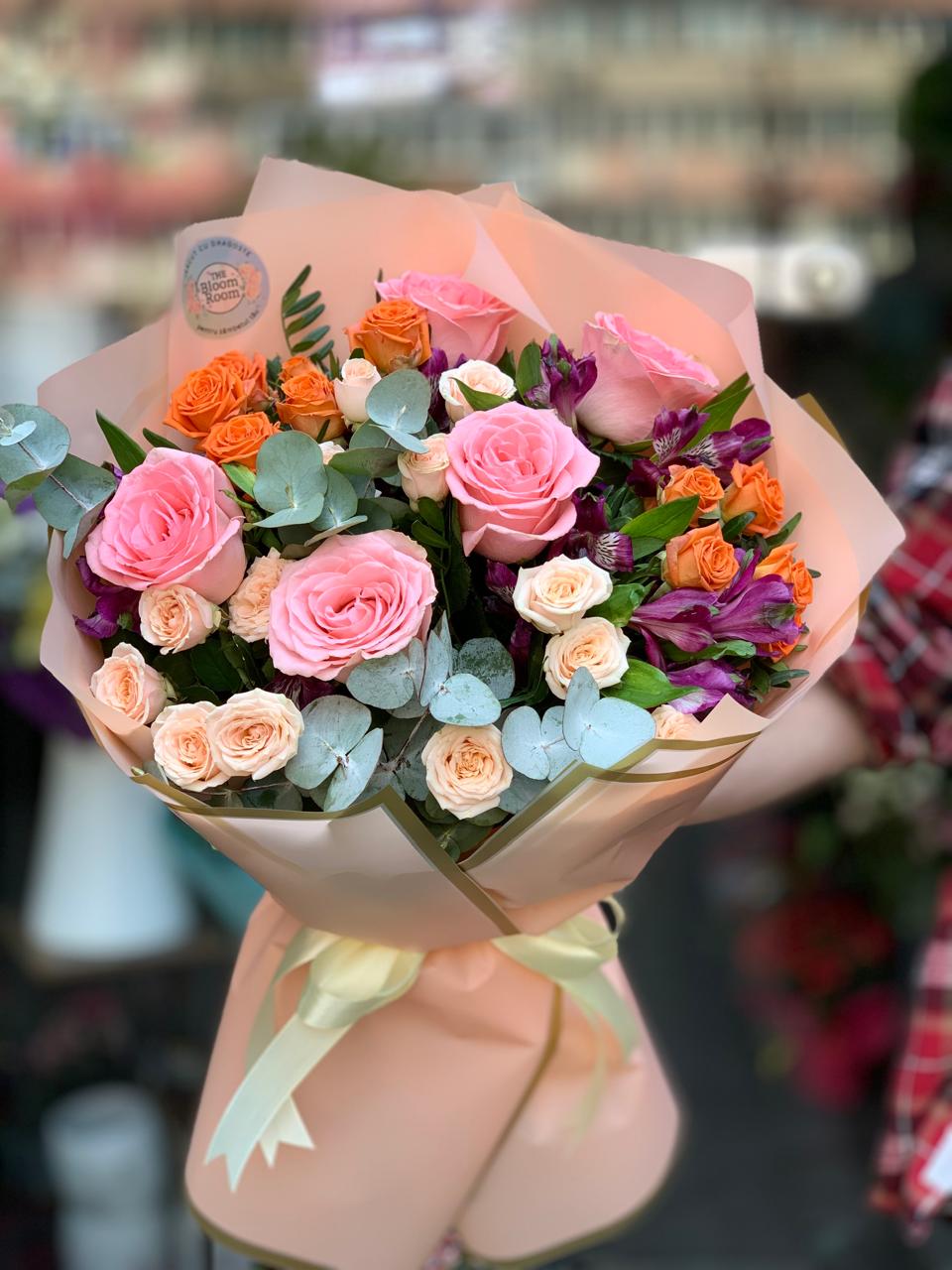 Buchet Mixt Colorat cu Trandafiri și Alstroemeria