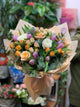 Bouquet misto di tulipani e rose con eucalipto
