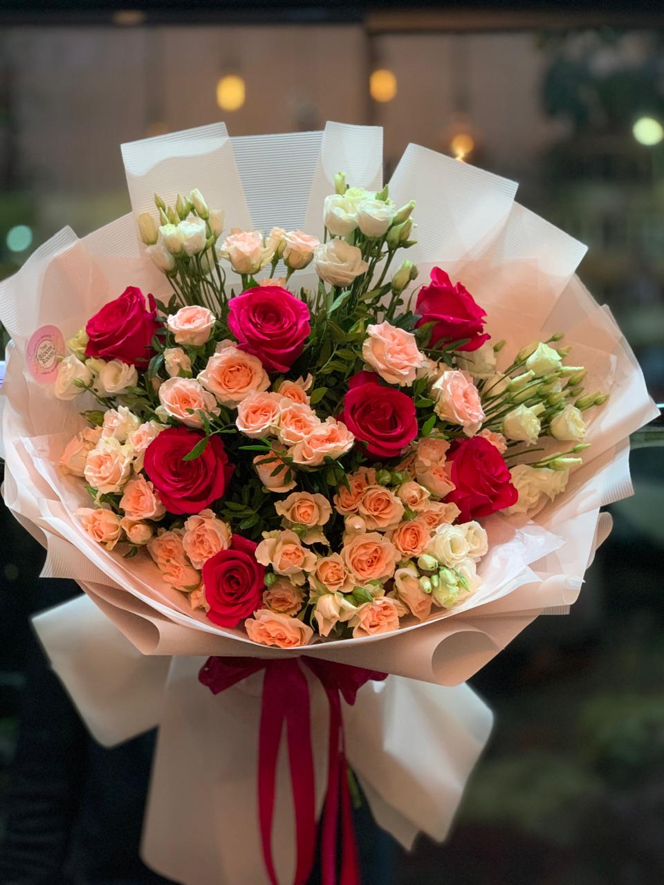 Buchet Mixt Trandafiri & Eustoma București The Bloom Room