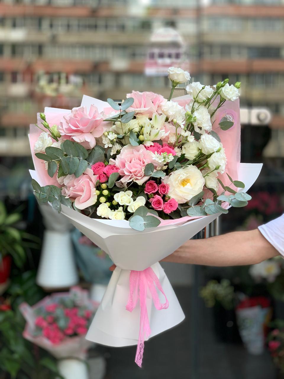 Buchet Mixt Trandafiri și Eustoma - The Bloom Room București Livrare Flori