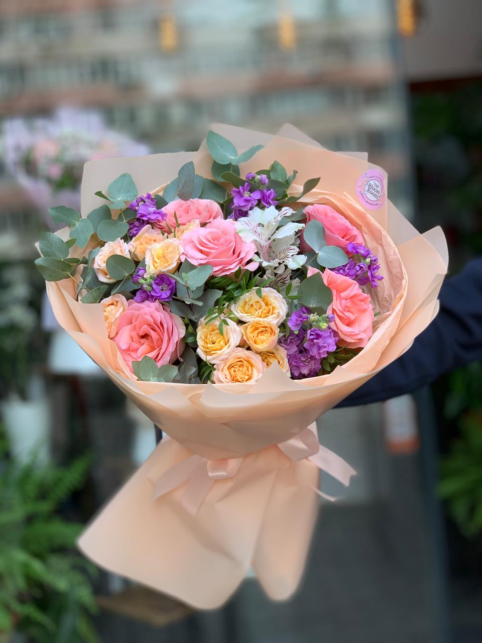 Buchet Multicolor cu Trandafiri Roz  Galbeni si Mov Thebloomroom.ro