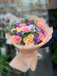 Bouquet multicolore con rose rosa, gialle e viola