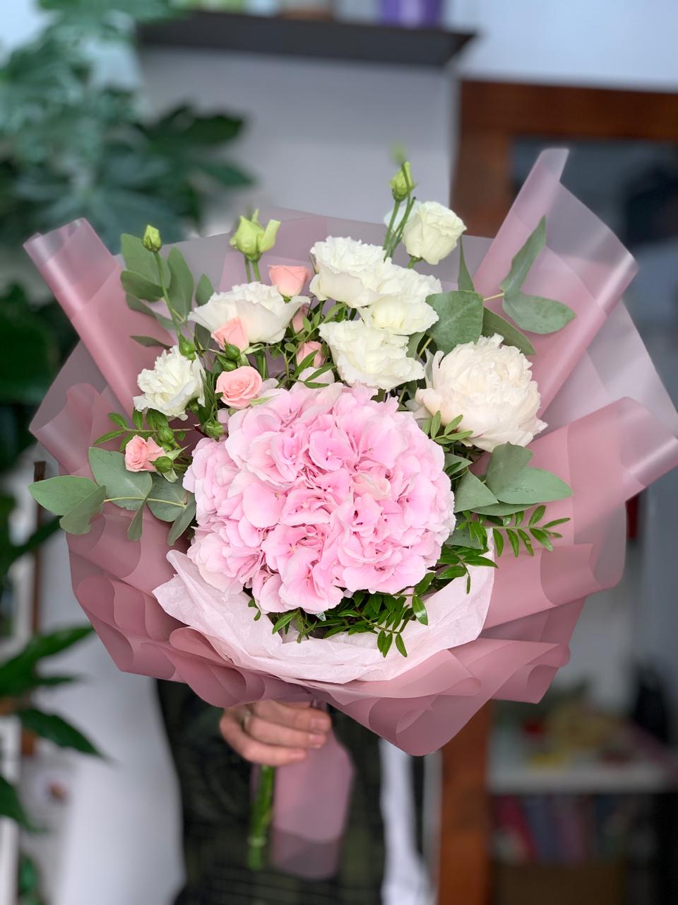 Buchet Romantic Hortensie Roz si Garoafe Albe  