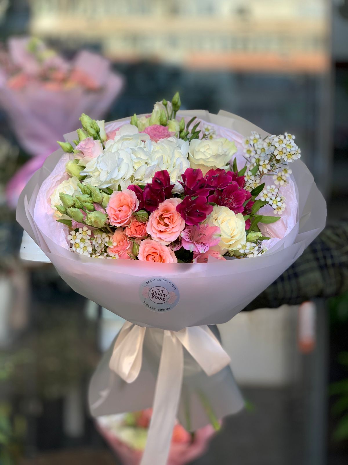 Buchet Romantic Mixt - Hortensie și Trandafiri | The Bloom Room

