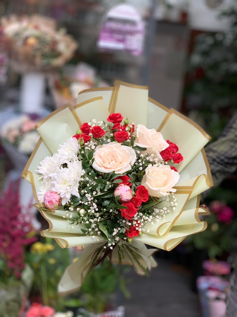Buchet Elegia Inimii Trandafiri Crem-Roșii  București
