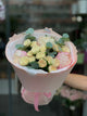 Bouquet di rose color crema con eucalipto e peonie