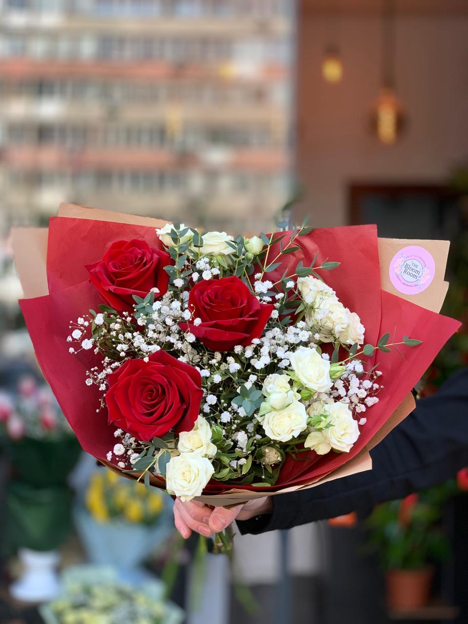 Buchet Trandafiri Roșii și Albi cu Gypsophila București