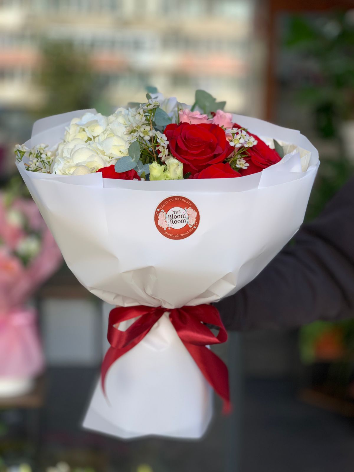 Buchet Trandafiri Rosii  Hortensie Alba si Eucalipt