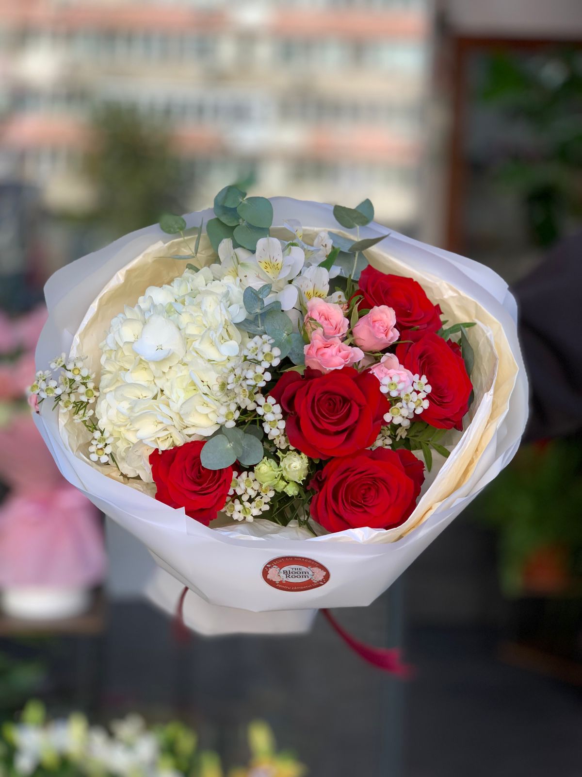 Buchet Trandafiri Roșii și Hortensie Albă și Eucalipt