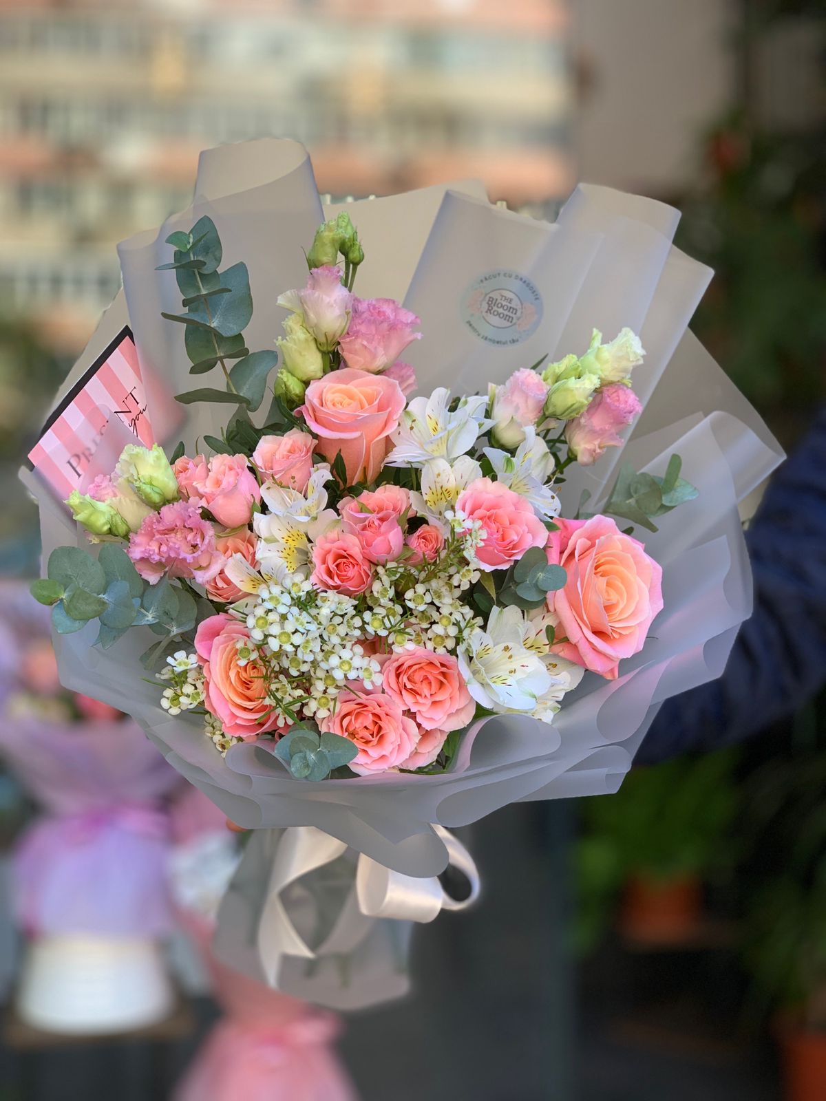 Buchet Trandafiri Roz, Lisianthus și Alstroemeria | Livrare Flori București - The Bloom Room