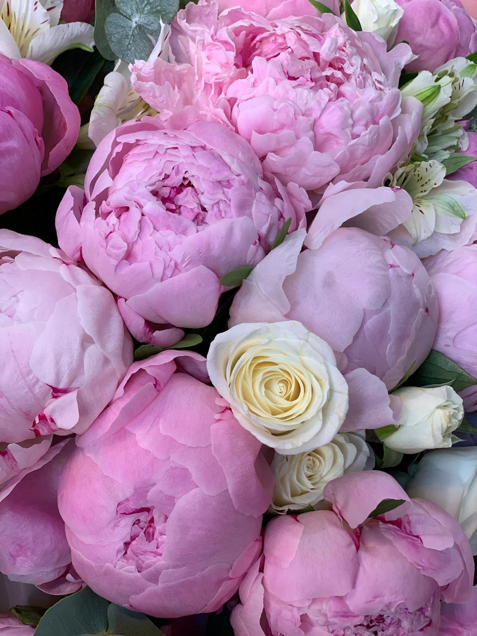 Buchet  cu Bujori Roz Trandafiri albi 