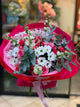Bouquet colorato con crisantemi e rose