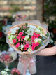 Bouquet con rose fucsia, alstroemeria e iperico