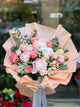 Bouquet di peonie rosa pallido, rose rosa, alstroemeria crema ed eucalipto