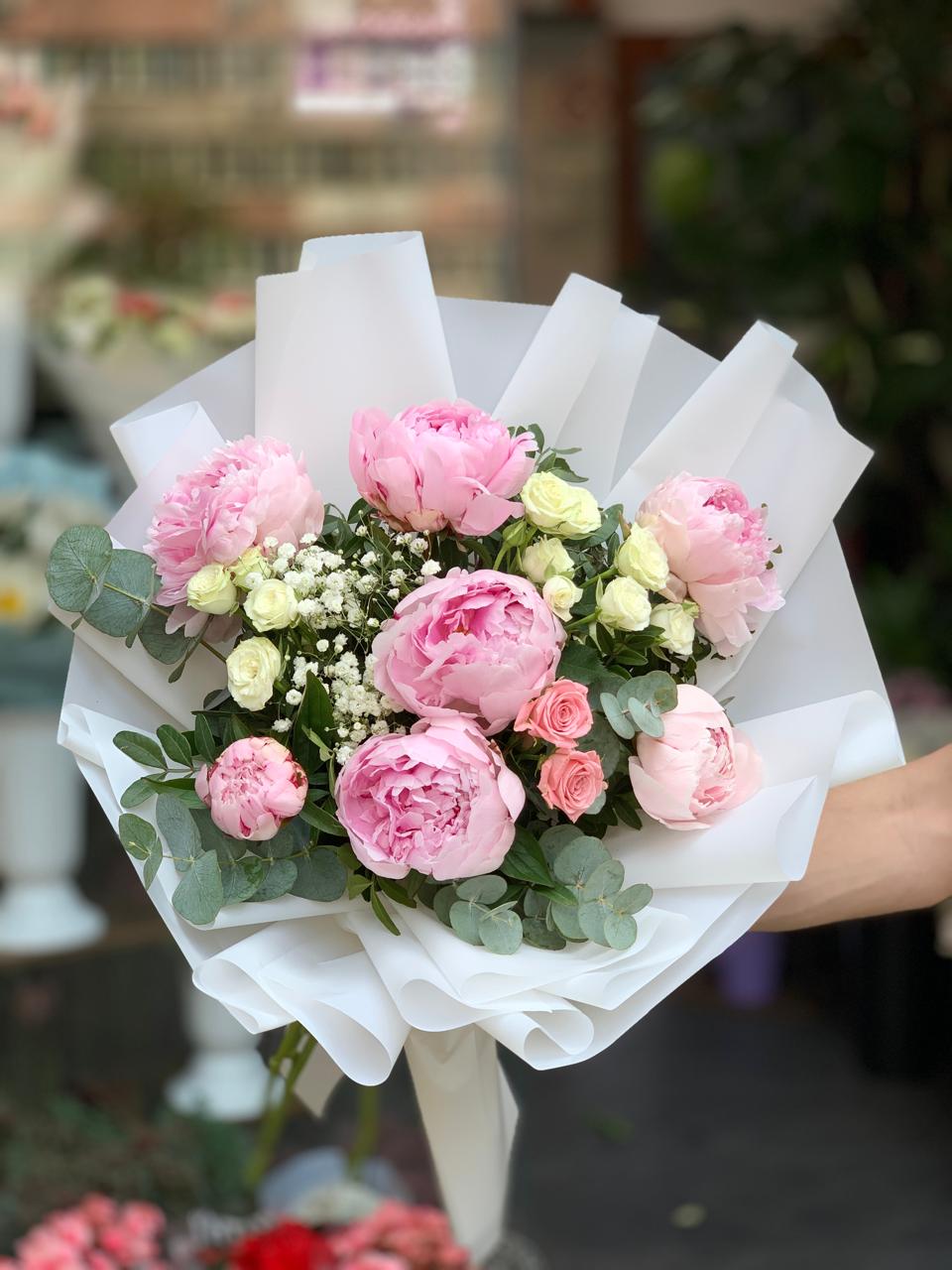 Buchet de Bujori si Trandafiri cu Gypsophila Bucuresti