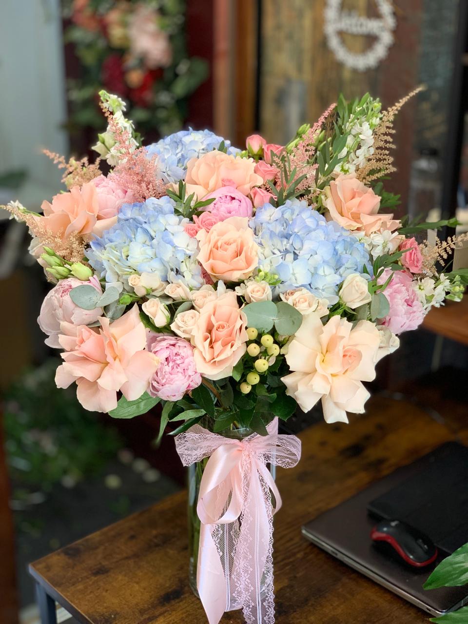 Buchet de Hortensii Trandafiri Bujori Hypericum plus vază