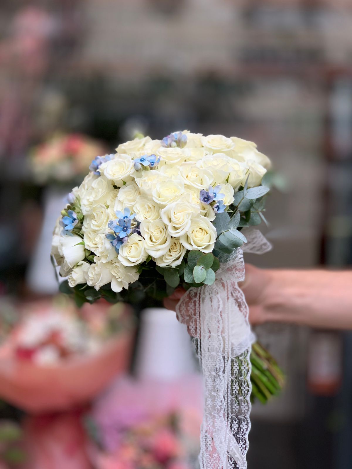 Buchet de Mireasă Alb cu Flori Albastre