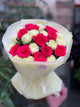 Bouquet di rose bianche e rosa miste
