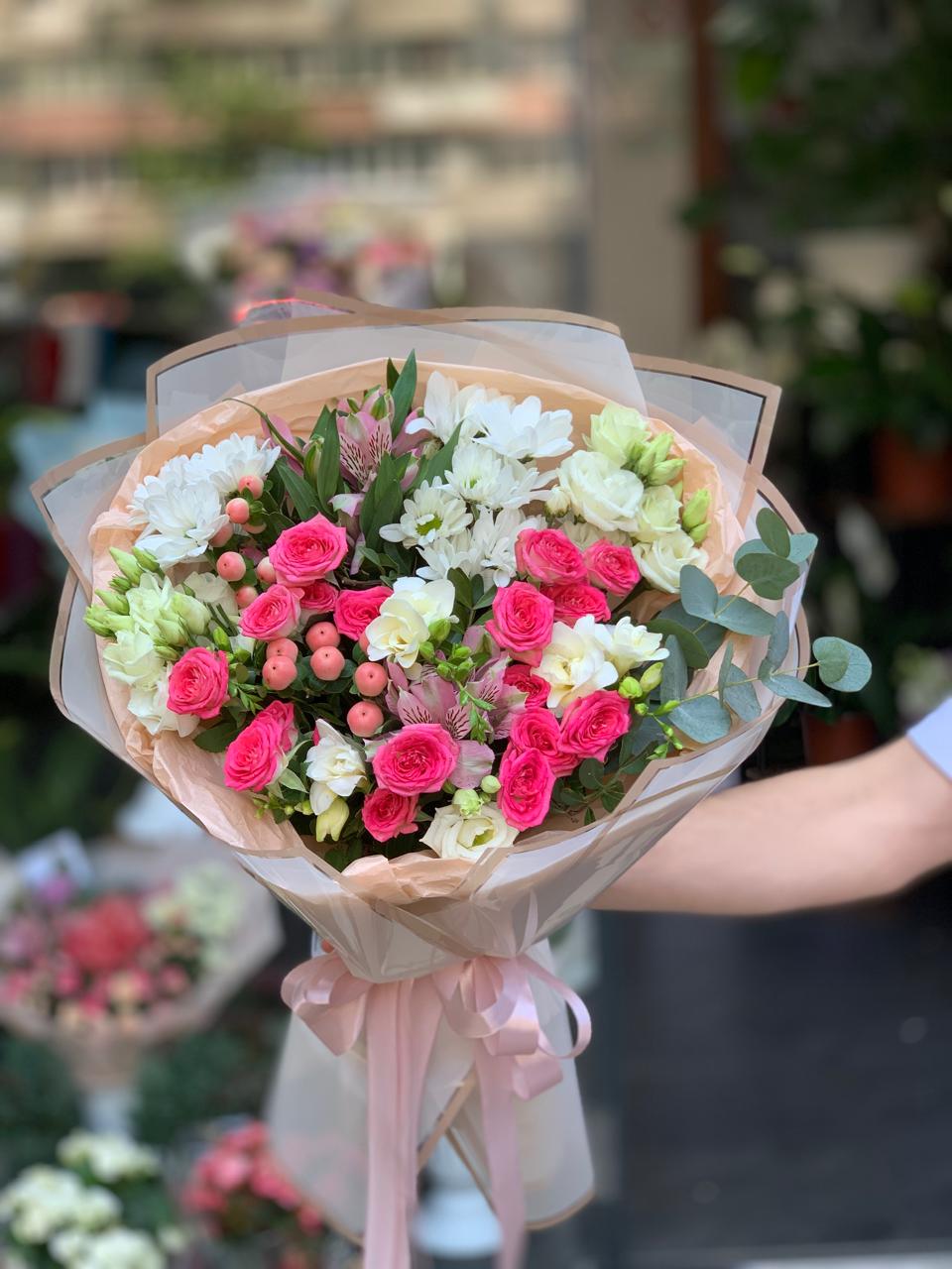 Buchet de Trandafiri roz Crizanteme albe Lisianthus crem Alstroemeria roz Hypericum și eucalipt