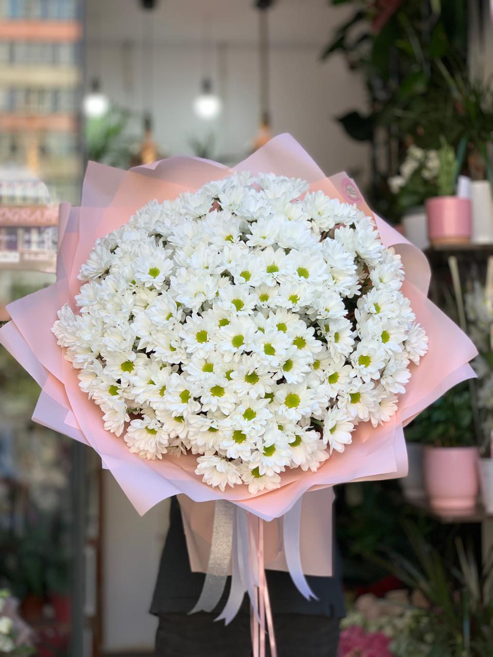 Buchetul este compus din 51 de crizanteme albe