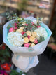 Bouquet di ortensie bianche, rose e peonie rosa