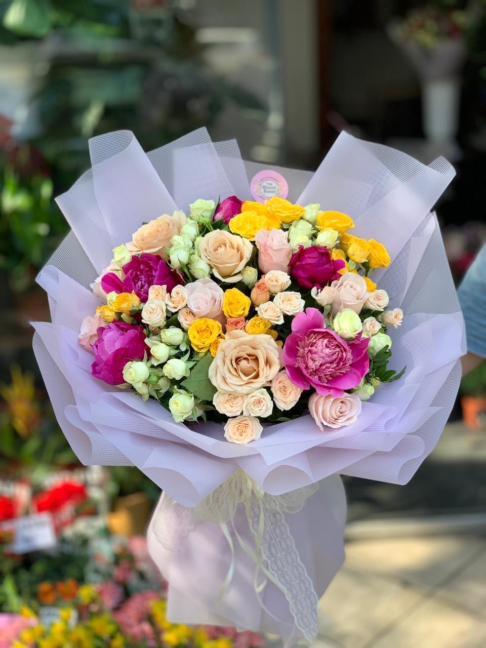 Buchet elegant cu bujori și trandafiri în nuanțe pastelate