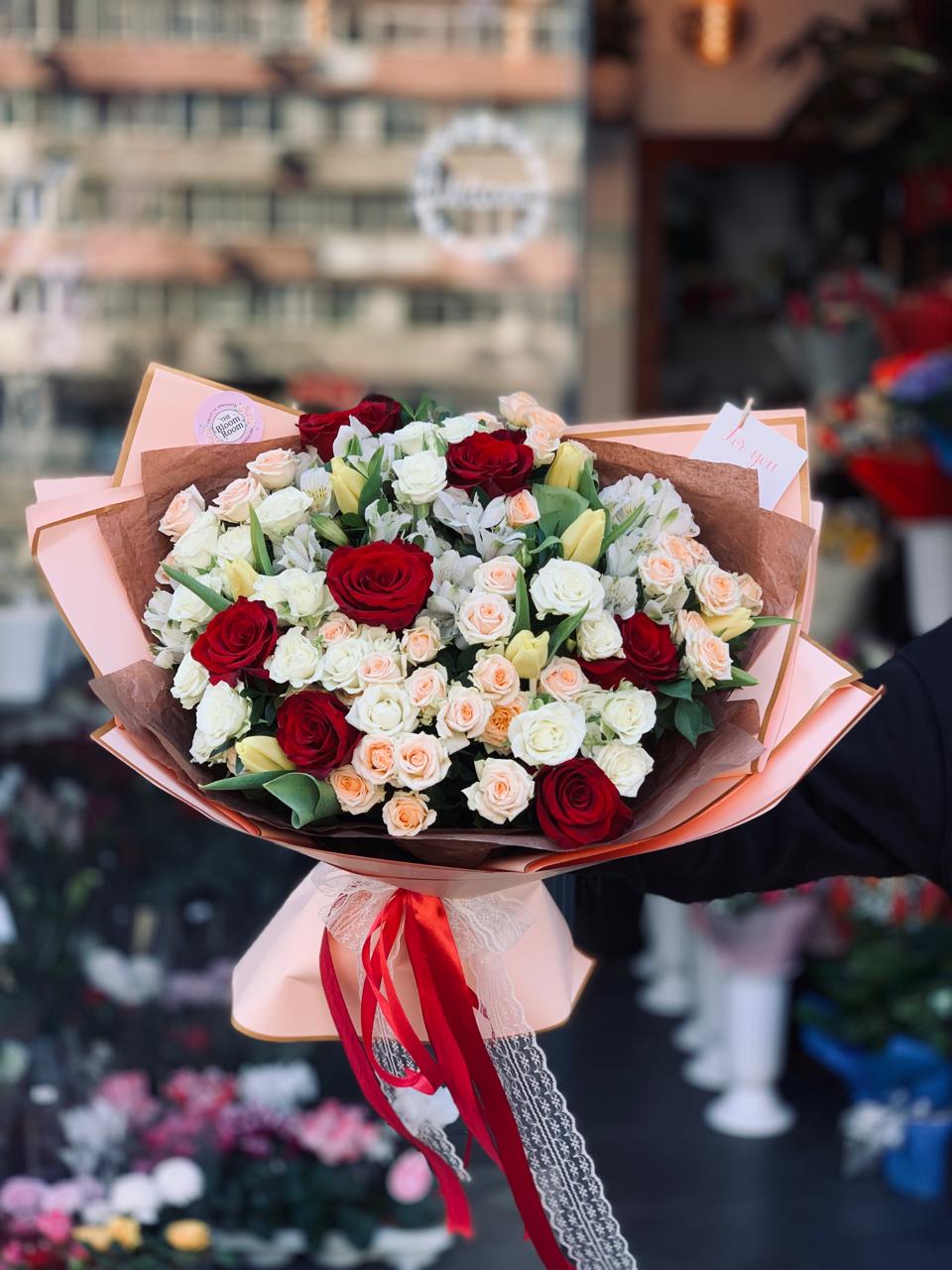 Buchet Premium Trandafiri Roșii și Albi cu Lalele - București