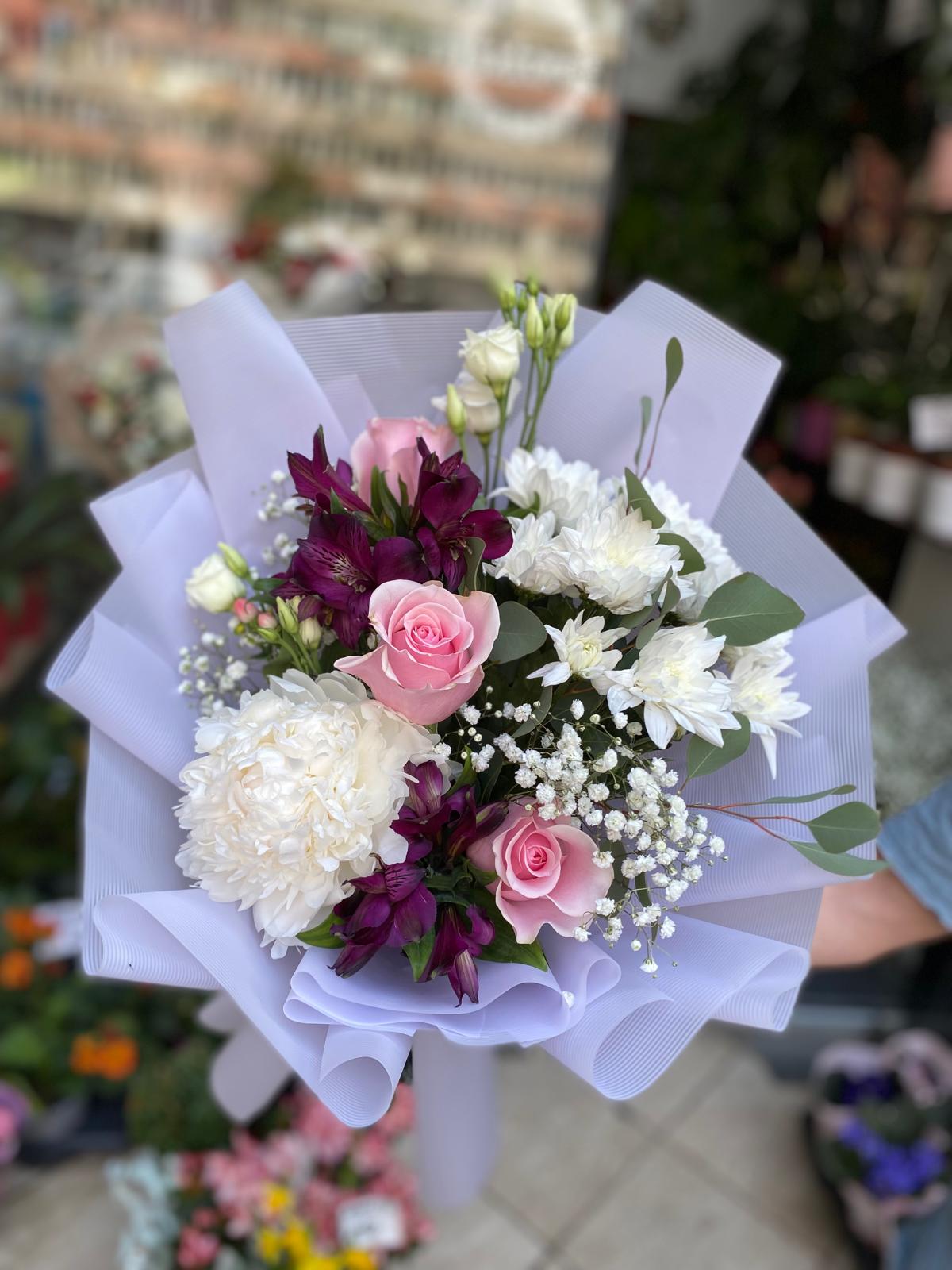 Buchet romantic cu bujor alb, trandafiri roz și crizanteme