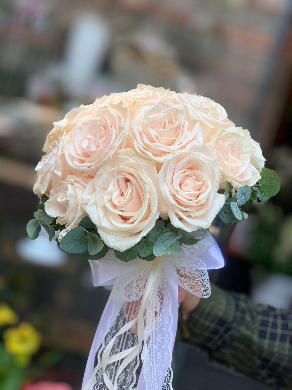 Buchetul Miresei Trandafiri piersici cu dantelă - The Bloom Room București