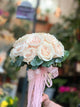 Bouquet da sposa con rose color pesca e pizzo Bucarest
