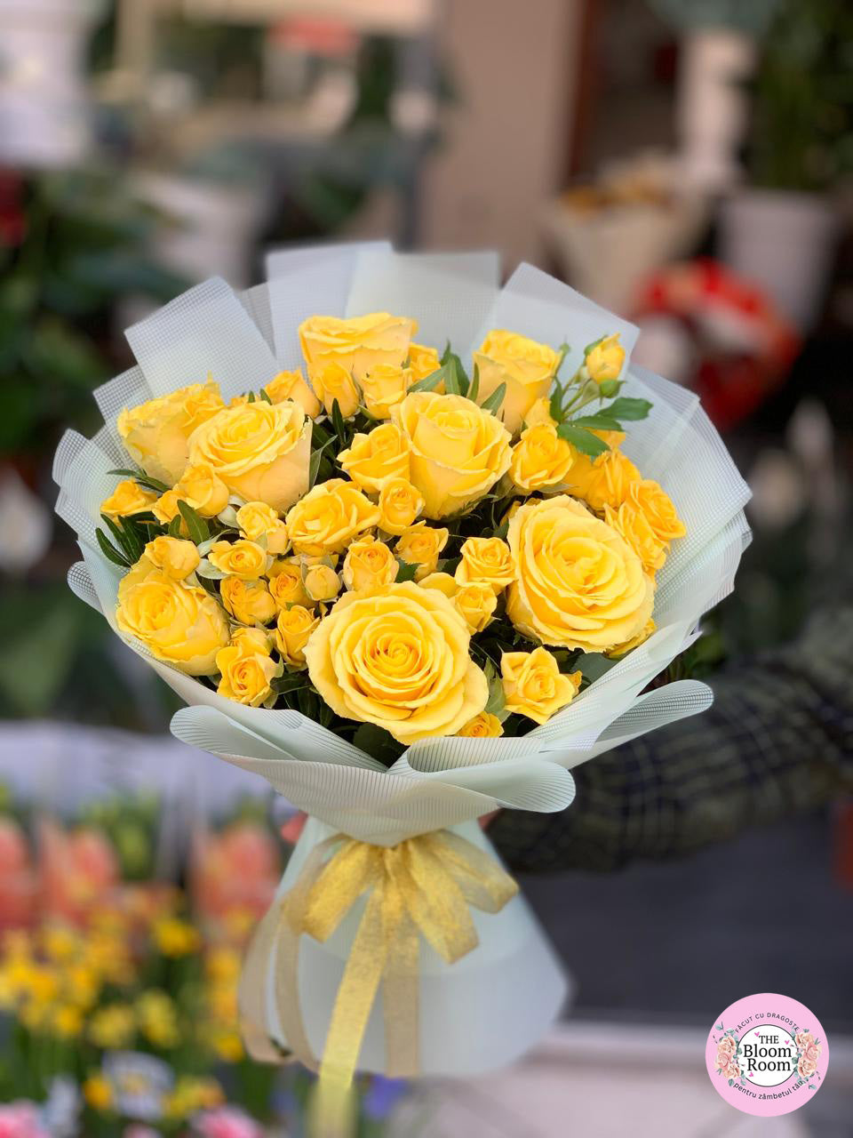 Mazzo misto di rose gialle grandi e mini spray